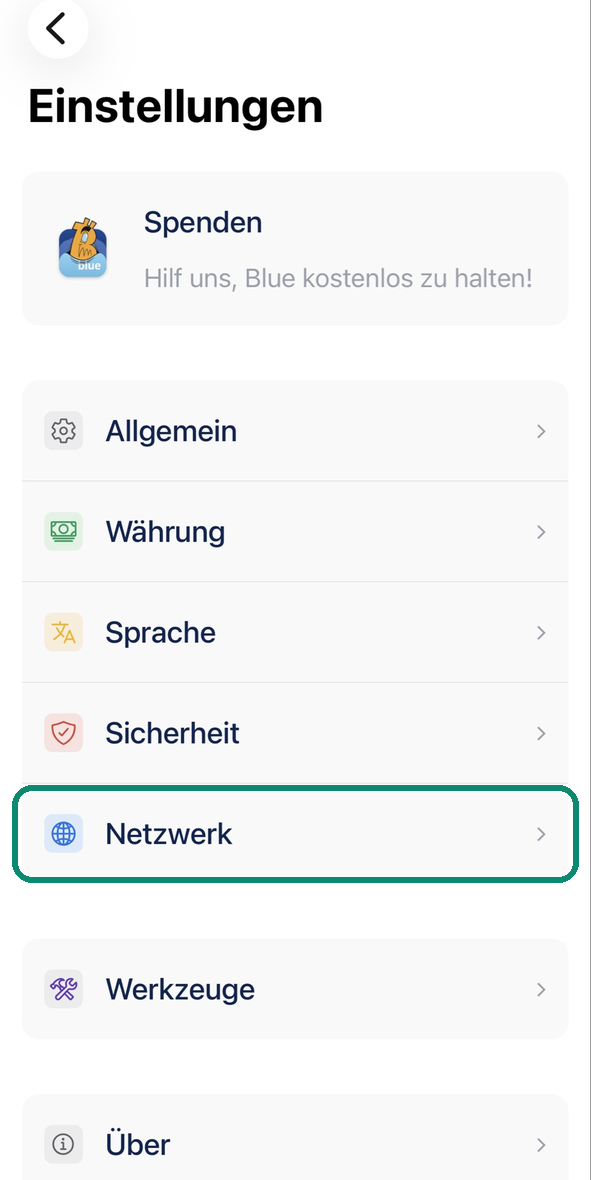 Einstellungen-Bildschirm von Blue Wallet, die Zeile Netzwerk eingerahmt